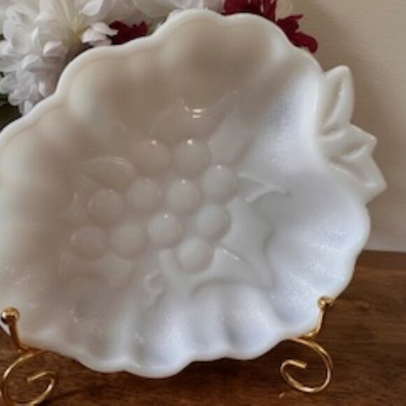 Vintage Milk Glass Grape Dishes Set – Leaf Shaped White Serving Trays Fruit Moti - Picture 2 of 4